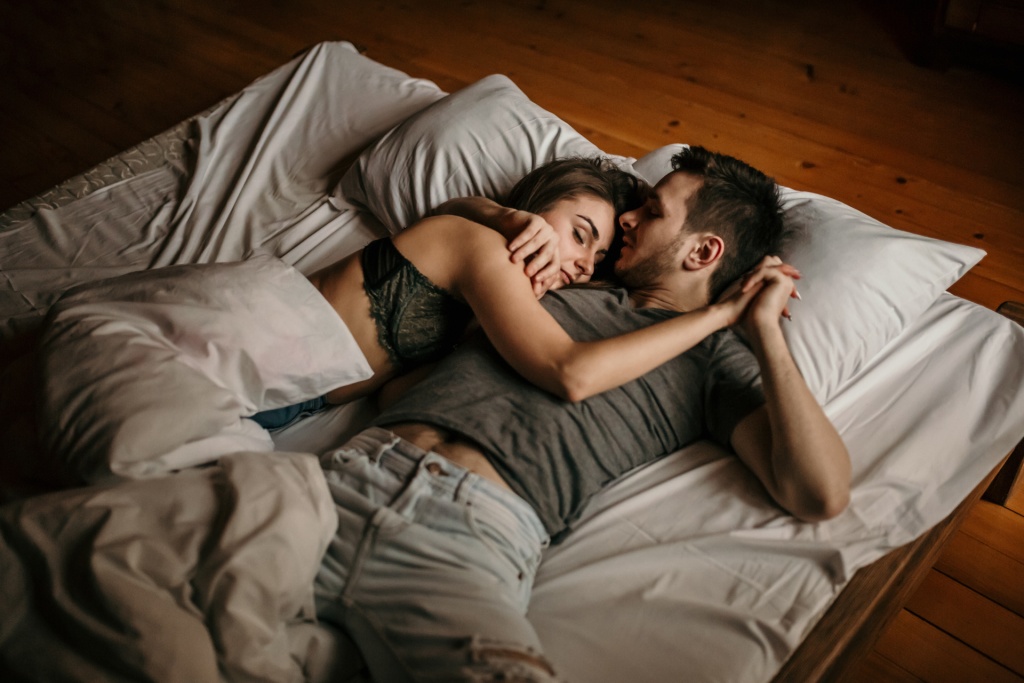 Жесткий латинский секс на кровати